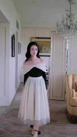 𝐍𝐚𝐨𝐦𝐢 𝐓𝐨𝐩 𝐱 𝐂𝐡𝐞𝐫𝐫𝐢𝐞 𝐒𝐤𝐢𝐫𝐭 𝐍𝐚𝐨𝐦𝐢 𝐓𝐨𝐩 chất liệu thun Hàn đươc thiết kế trễ vai, kết hợp tinh tế 2 tone đen - trắng trông như chiếc nơ vắt ngang vai. Kết hợp 𝐂𝐡𝐞𝐫𝐫𝐢𝐞 𝐒𝐤𝐢𝐫𝐭 ren lưới nữ tính, bồng bềnh