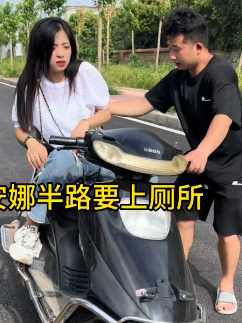 7258410626589003045安娜半路憋着想上厕所，博博又没找到洗手间，最后尿车上了。