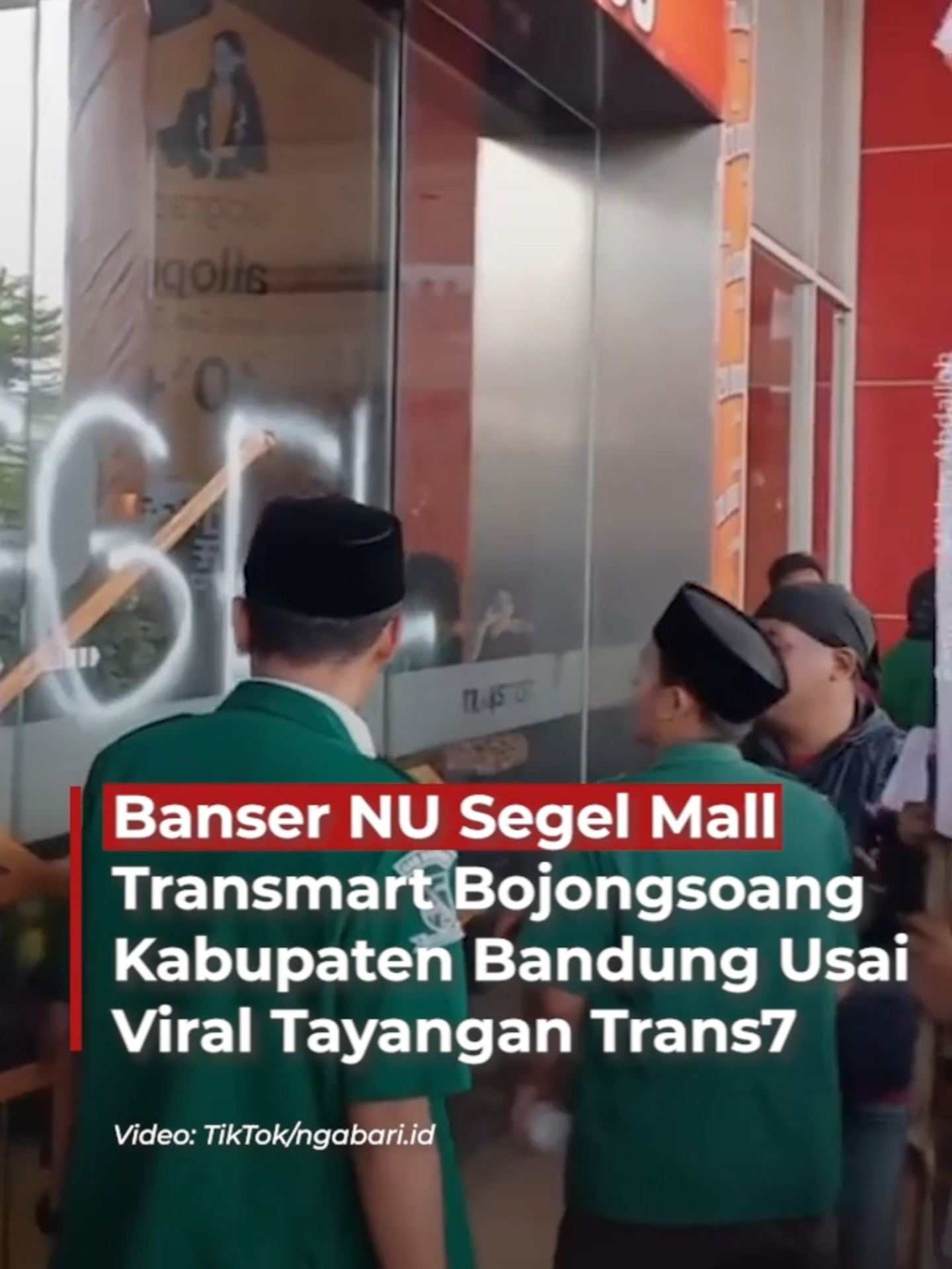 Momen Banser NU menyegel Mall Transmart Buahbatu di Kecamatan Bojongsoang, Kabupaten Bandung pada Jumat lalu 17 Oktober 2025. Massa aksi menutup puntu masuk Transmart Buahbatu menggunakan lakban dan membubuhi tulisan 'Segel' menggunakan cat semprot. Ketua GP Ansor Kabupaten Bandung Dede Sumarsah mengatakan, penyegelan dilakukan sebagai bentuk protes atas tayangan program Xpose Unsencored di stasiun tv Trans7 yang berada dalam satu grup dengan Transmart. Tayangan tersebut dianggap menggambarkan kyai dan pesantren sebagai simbol feodalisme yang tidak relevan dengan perkembangan zaman. #infoviral #infoterbaru #infoterupdate #informasi #infofakta #infofakta #beritajateng #beritanasional #beritaindonesia #beritafakta #viralkan #viralbanget #viralindonesia #fyp #trending #viralvideo #viral #jawabarat #bandung #kabupatenbandung #Infojabar #jabarviral #bandungviral #bandung24jam #bandunghariini #jabarhariini