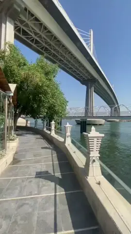 نسيم الصباح  ..✍️ الناس جميعهم عابرون .. وشـتان ما بين عابـرٍ وآخـر ..  فَـمنهم من يعبر حياتنا .. ليبقى في ذاكرتنا .. وقد تعلمنا منه كيف .. يكون الشعور بالامتنان ..  ومنهم من يعبرها .. ليسقط من ذاكرتنا ..  وقد تعلمنا منه .. كيف نتقن مهارة النسيان !!#شط_العرب #البصرة #العراق #foryoupage #x 