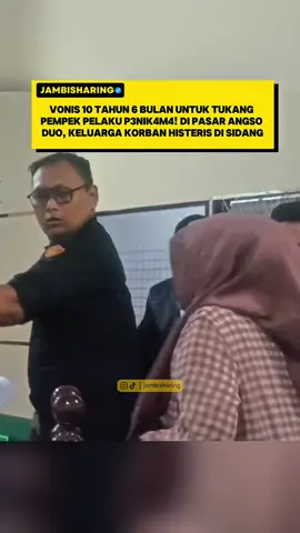 Perkara p3nik4man yang dilakukan oleh Gutomo, seorang tukang pempek di kawasan Pasar Angso Duo, Jambi, akhirnya memasuki babak akhir. Pada Kamis (16/10/2025), di Ruang Sidang Cakra II Pengadilan Negeri Jambi, majelis hakim menjatuhkan vonis terhadap pelaku atas kasus yang menewaskan Anggi dalam peristiwa tragis di pasar terbesar di Jambi itu. Dalam amar putusannya, majelis hakim yang diketuai Dominggus Silaban menyatakan terdakwa terbukti secara sah dan meyakinkan melakukan tindak pidana pembunuhan, sebagaimana diatur dalam Pasal 338 KUHP. “Menjatuhkan pidana penjara selama 10 tahun dan 6 bulan,” ujar hakim ketua dengan tegas saat membacakan putusan. Suasana ruang sidang sempat haru dan tegang. Keluarga korban tak kuasa menahan tangis dan histeris saat mendengar putusan majelis hakim dibacakan.