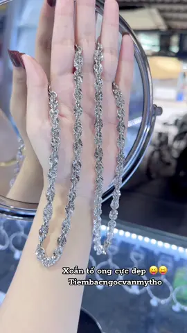 Dây xoắn tổ ong xuất sắc lắm luôn 🥳🥳 bảo sao khách em ai cũng mờ ê mê ✨✨ #nutrangbaccaocap  #trangsucvangbac  #tiembacngocvan  #xuhuongtiktok  #dayxoan 