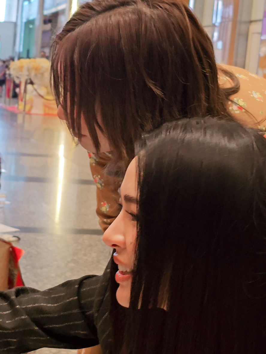 ดารามาจุ้บหัวกันตรงหน้าชั้น คือเป็นแฟนกันป่ะ 🙊🙈 #lingorm #เพียงเธอ #foryou  #linglingkwong #ormkornnaphat 