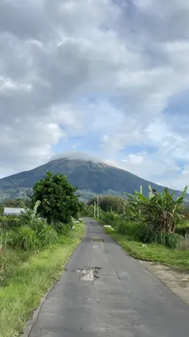 Alam sebagus ini dan kamu palah milih tidur dirumah 😅   #sumbing3371mdpl #foryoupageofficiall #silancurhighland #wisatamagelang #magelang24jam 