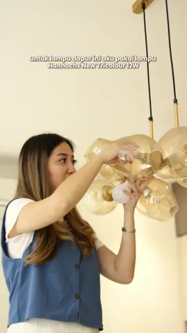 💡 𝟑 𝐖𝐚𝐫𝐧𝐚 𝐂𝐚𝐡𝐚𝐲𝐚, 𝟏 𝐒𝐚𝐤𝐥𝐚𝐫 𝐀𝐣𝐚! 𝐇𝐚𝐧𝐧𝐨𝐜𝐡𝐬 𝐍𝐞𝐰 𝐓𝐫𝐢𝐜𝐨𝐥𝐨𝐮𝐫 hadir dengan 3 pilihan cahaya, Putih, Kuning, dan Comfort (Putih Kekuningan).  Cukup on-off saklar untuk ubah suasana dapur sesuai mood! #LEDLamp #Lighting #Bohlam #LampuLED #NyalakanDuniaMu #lampu #homeliving 