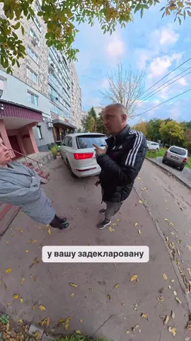 Квартира на маму. Авто на іншу особу. Совість — на паузі. Начальниця Богунського відділу ДВС Савіна щодня приїздить у квартиру, оформлену на маму, і катається на Audi Q7, записаній на іншу людину. І саме Савіна не виконує рішення суду щодо човнової станції, яку депутати й місцеві мажори вкрали у міста. Замість того, щоб винести їхні маєтки за межі прибережної смуги річки Тетерів — вона розводить руками: «Будинок має зносити не виконавча служба, а сам Крігер». А Крігер, звісно, нічого не зносить. Тож Савіна просто “передала справу далі в суди”. Класична схема: нікому нічого, і всі при ділі. А коли я спитав її про це під час зйомки, вона спокійно відповіла: «Якби ви не знімали, я б вам тоді розказала». Тобто — правда є, але тільки “для своїх”. Суди треба виконувати, а не імітувати. Бо коли виконавець ховає майно за родичами й закриває очі на крадіжки громади — це вже не система правосуддя. Це система прикриття.