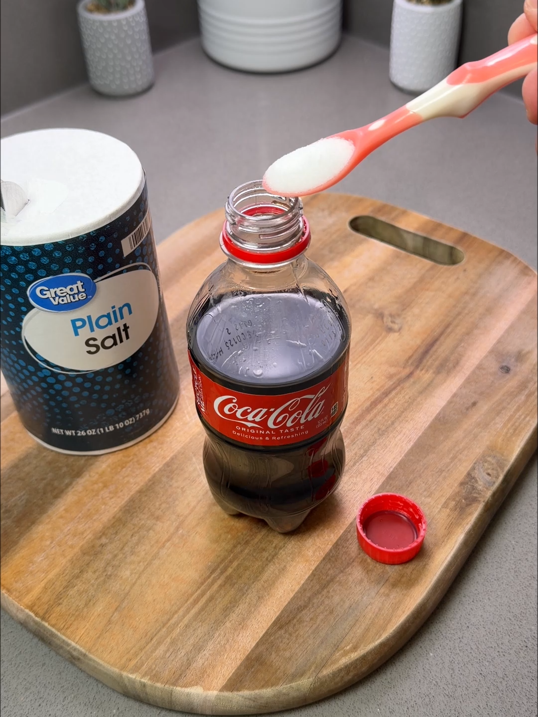 I mixed salt and Coca-Cola and this happened! #cleaning #KitchenHacks #cocacola