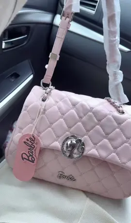 ✨ Barbie Pink seri terbaru udah datang! 💕 Warna dan modelnya gemes banget, wajib kamu punya! 😍 Yang mau lihat detail dan dapetin harga spesial — buruan ke LIVE sekarang! 🎀💖 #tasgrosirimport #tasbarbie #taswanita 