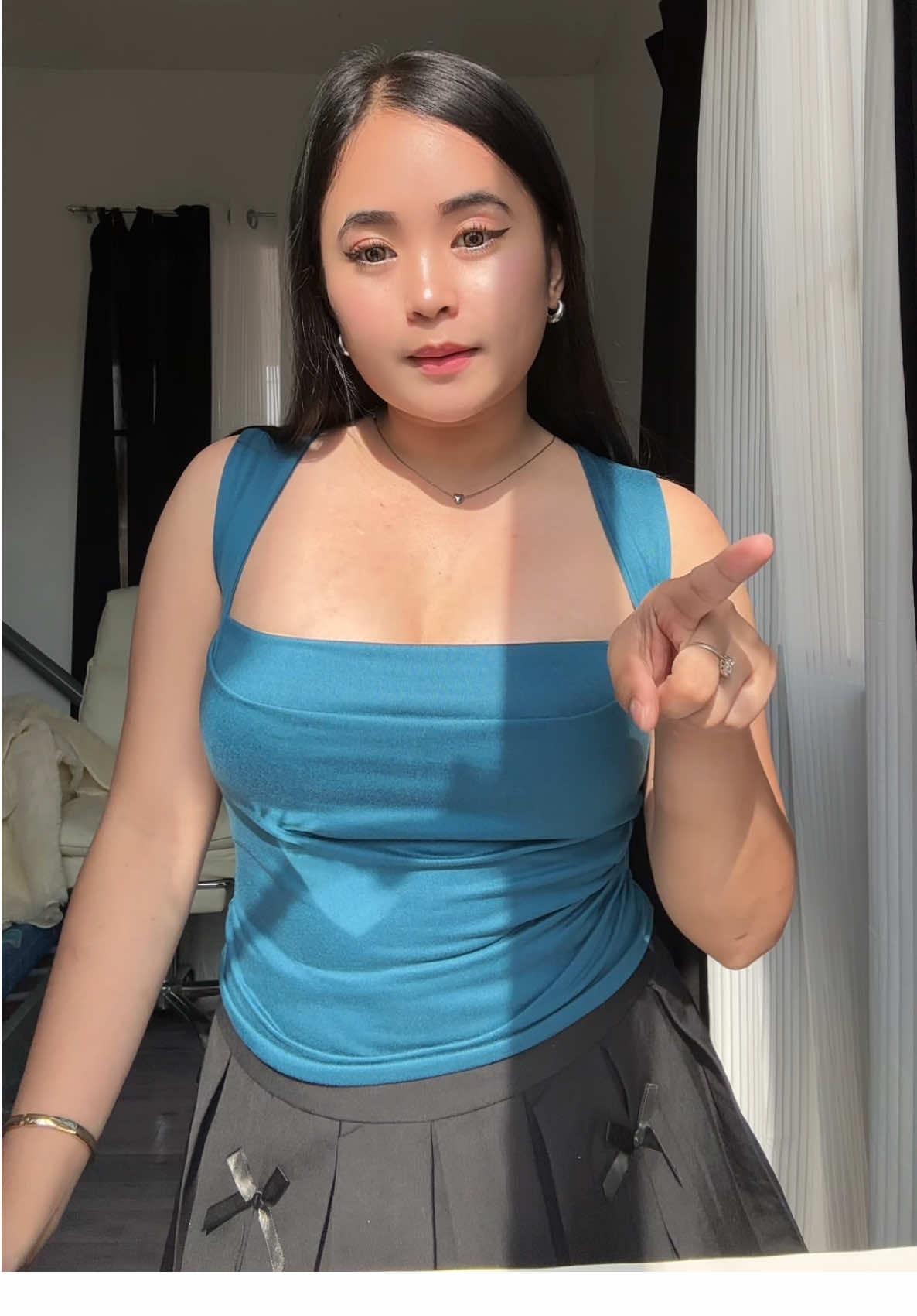 Top na perfect for girlie with broad shoulders and big arms #squarenecktop #broadshoulderoutfits #squarenecksleeveless #squarenecksleeveless #fhillarapparel 