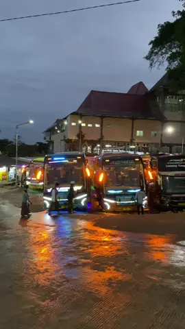 Bis yg jarang datang sendiri mesti ngejak bolo😀😀#busmania #fyp #basuri #gapuraningrahayu #wisatahits 
