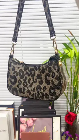 Fashionable leopard shoulder bag 💼 #bags #handbag #WomenBags #fyp #singleshoulderbags #tiktokshop #tiktok #versatile #eveningbag #prettybag #elegent #ElevatedHome 