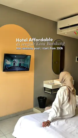 Nemu hotel affordable di tengah kota Bandung! Cuma 200rban tapi fasilitas nya lengkap, booking nya lewat aplikasi @RedDoorz Indonesia pake kode promo “YUKNGINEP” biar lebih murah🥰 #RedTravelers #BerkeSANS #SANShotel 