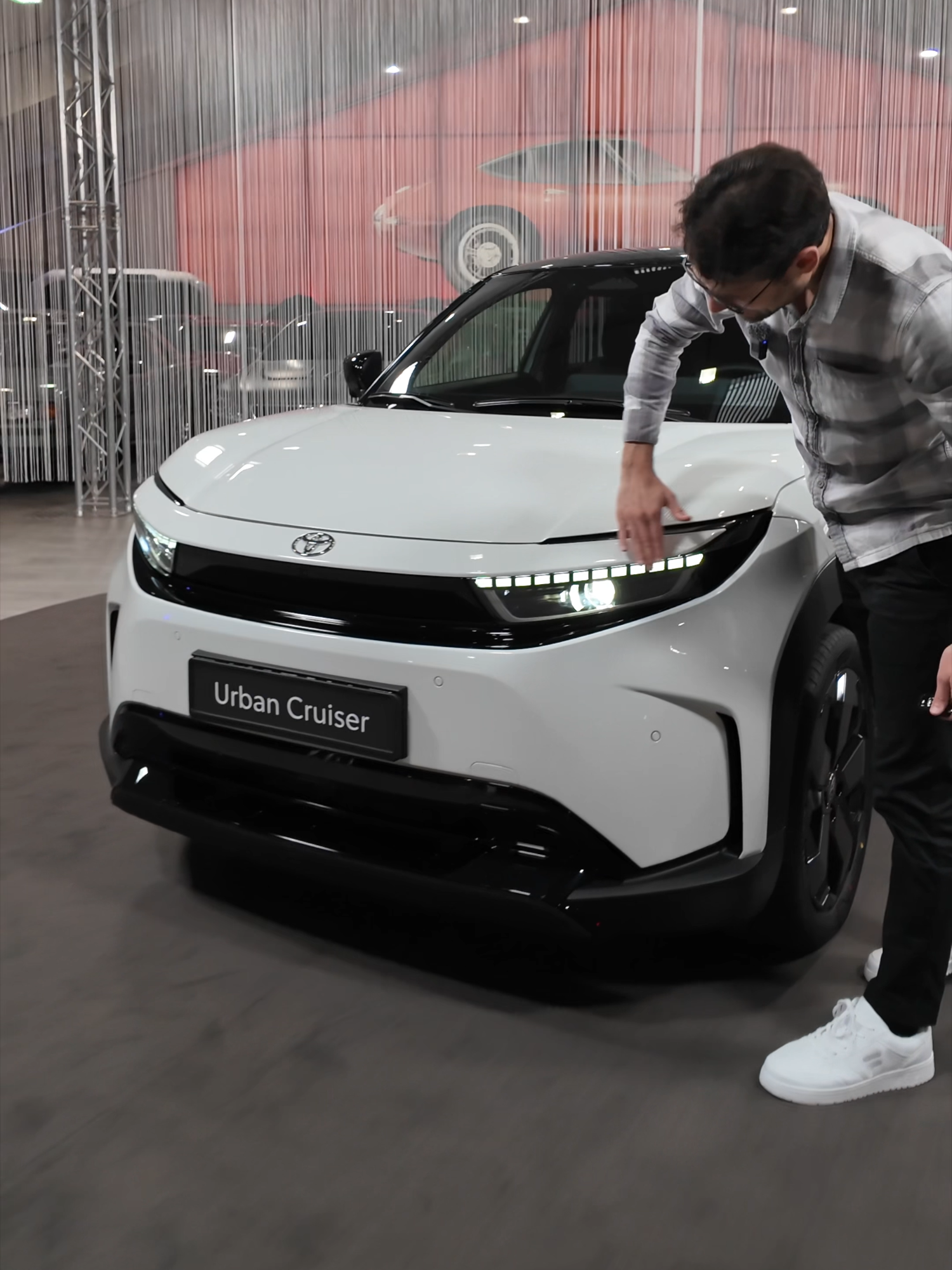 💡Interior of the Toyota Urban Cruiser (EV). In cooperation with the Suzuki e-Vitara, Toyota brings this new EV SUV with a length of 4,29 m 169“, 18-19“ wheels, a slideable rear bench 16 cm 6”, and two battery sizes: 49 kWh LFP 144 hp FWD or 61 kWh LFP 174 hp FWD / 61 kWh LFP 184 hp AWD 7,4 s Vmax 150 km/h. Charging is 11 kW AC 150 kW DC, all with heat pump. 10,25” instruments and 10” infotainment in the cockpit. Price starting probably around 30.000 Euro. #toyota #toyotaurbancruiser #electricvehicles #electricvehicle #electriccars #electriccar #cartech #cartechnology