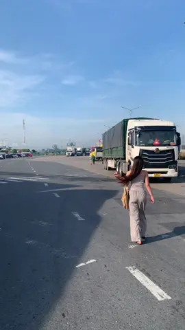 Dụ vợ thành công. Chuyến này theo xe tao bắt đậy bạt cho biết cái cảnh 😂. #taixeduongdai #nghetaixe #69F00164 #xedaukeo #howomax460 