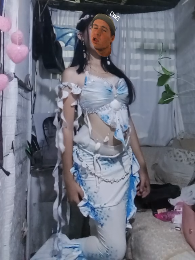 I made it with scratch #foryoupage #DIY #costume #siren#mermaid 