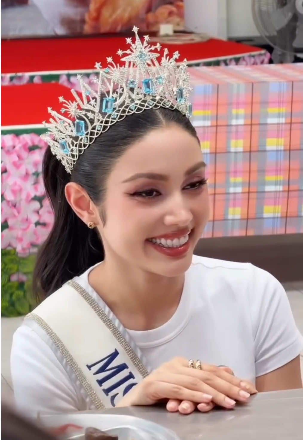 ชอบมุมนี้ของวีนาจัง นางงามที่ไม่ใช่แค่ยืนสวยๆบนเวที นางงามที่ลงมาล่างเวทีก็คือคนที่ช่วยเหลือสังคมอย่างแท้จริง 🙏🏻🤍 @Veena Praveenar #วีนาปวีนา #วีนาปวีนาซิงห์ #veenapraveenar #missuniverse #missuniversethailand2025 