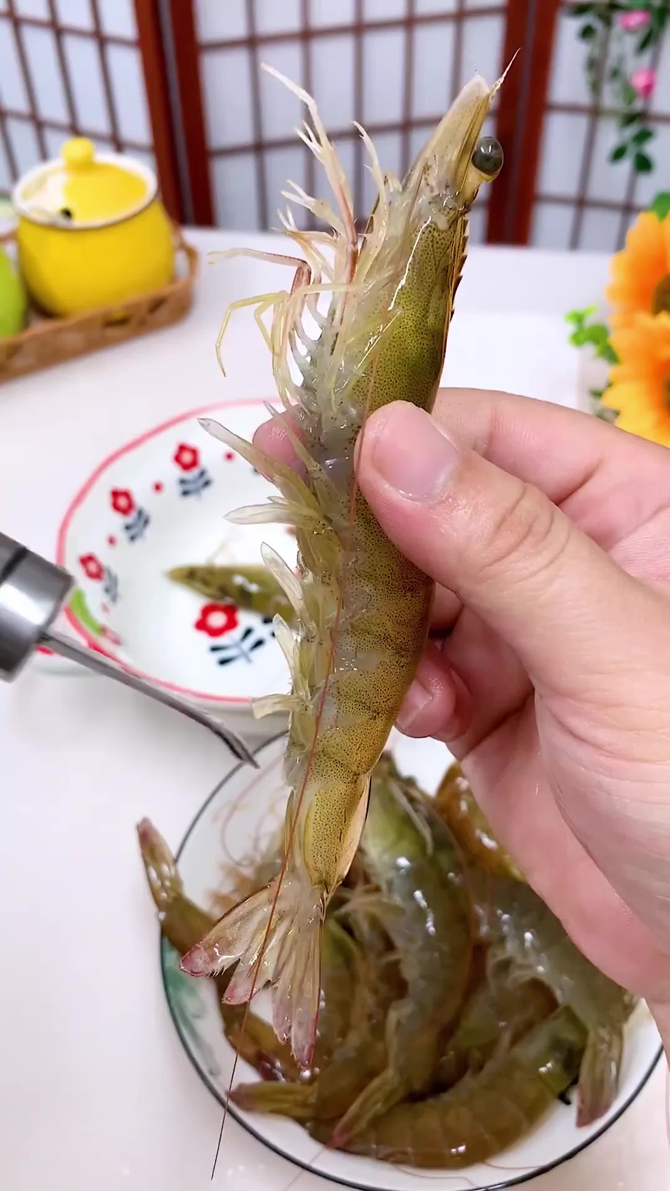 Sahabat perempuan pecinta udang wajib punya alat kupas udang stainless steel ini!
 