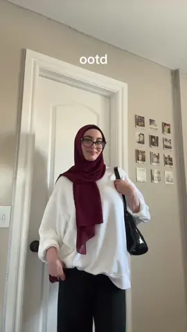 casual/comfy ootd  scarf: @Veiled  shirt: @aerie  pants: @hollister  purse: thrifted  #OOTD #modestfasion #fashioninspo #hijabi #fitchecks 