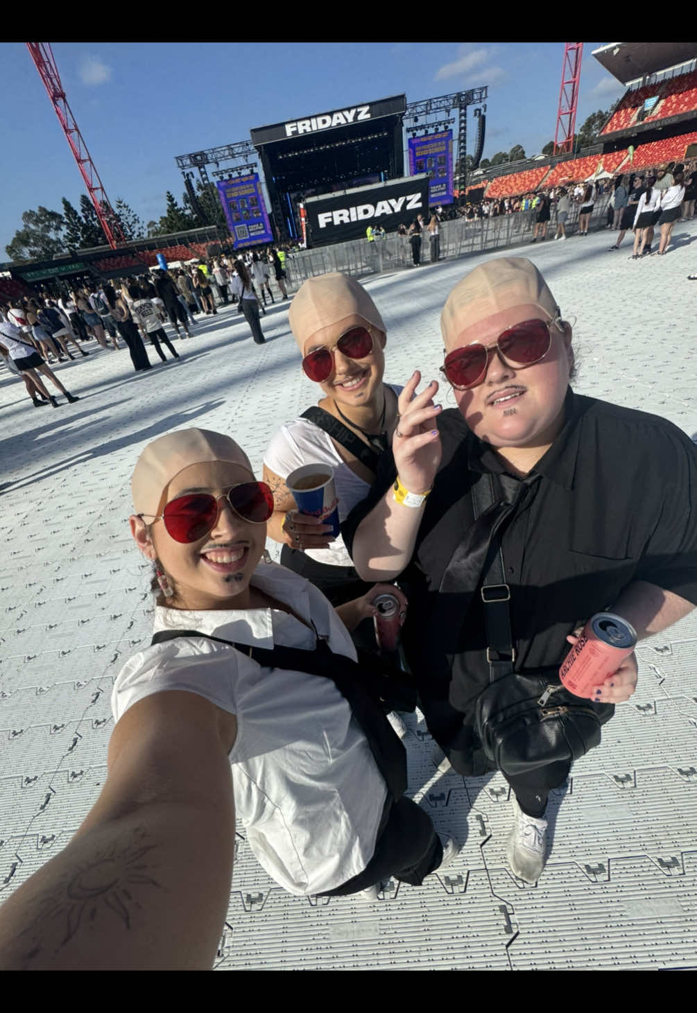 Hey babe girls 👋🏼 @Pitbull @Fridayz  @Courtney Mock @Jemma Mock  #fridayz #pitbull #sydney #besties 