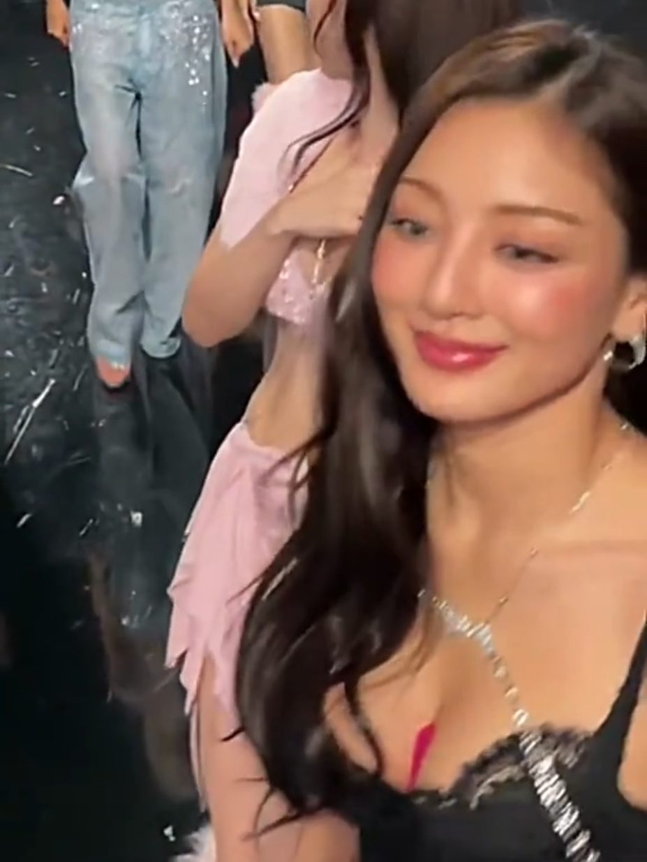 lucky confetti 🎊 @TWICE  #jihyo #victoriassecret #nayeon #fashion #fyp 