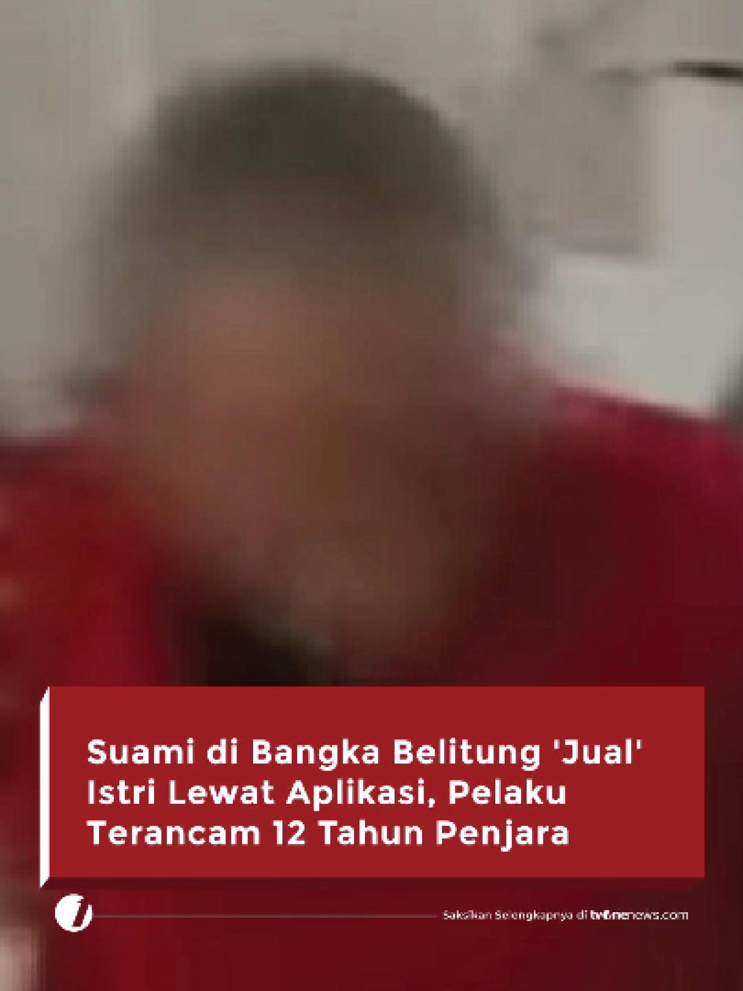 Seorang suami di Kabupaten Bangka, Provinsi Bangka Belitung, nekat menjual istrinya untuk melayani pria lain.  Modusnya, pelaku menawarkan istrinya melalui aplikasi pesan dengan tarif antara Rp200 ribu hingga Rp400 ribu dalam waktu 15 menit. Praktik haram ini dilakukan di rumah mereka sendiri.  Saat istrinya melayani pelanggan di kamar, pelaku menunggu bersama anaknya yang berusia tiga tahun di ruang tamu.  Polisi mencatat, usaha pr*stitusi rumahan pasangan suami-istri ini sudah berlangsung sekitar tiga bulan dengan total tamu 15 pria. Pelaku mengaku, uang hasil praktik tersebut digunakan untuk kebutuhan sehari-hari dan bermain j*di online. Simak video selengkapnya hanya di https://sorts.one/dul #HardNews_Kriminal #FlashOne #CariBeritaditvOne #BangkaBelitung #SuamiJualIstri #Aplikasi #FO02
