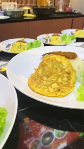 Otak nggak bisa kerja maksimal kalau perut kosong atau nutrisi nggak seimbang. Makanan bergizi itu kayak bahan bakar buat otak — biar fokus, semangat, dan nggak gampang blank pas belajar. Jadi, jangan cuma rajin baca buku, tapi juga rajin makan yang bergizi. Karena otak yang cerdas datang dari tubuh yang sehat 💪🧠.  #rihlahibadi #lpkhongyan #prosestaiwan🇹🇼🇮🇩 #taiwanindonesia🇹🇼🇮🇩 #faisalsoh 