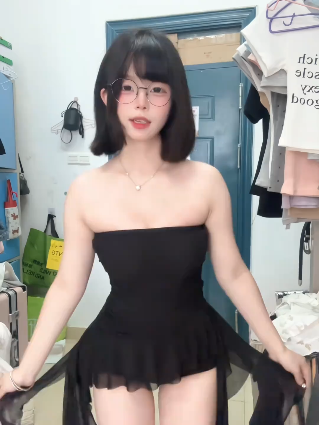 好好看吖#性感 #甜妹 #穿搭 #吊帶裙子 #台灣美女 #眼鏡妹妹 #反差系列 #身材打幾分 #台灣人