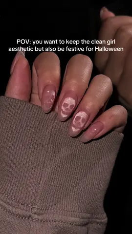 It’s the best of both worlds 😉  #nailideas #halloweennails #halloweennailinspo #nailart #cateyenails 