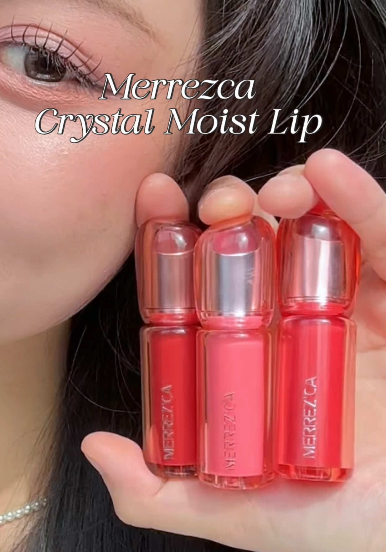 รีวิวบอกเป็นเสียงเดียวกัน! ว่าลิปบาล์มลูกแก้ว ฉ่ำมากแค่ไหน👄 ใครยังไม่เคยลอง ต้องรีบจัดด่วนน! หรือใครชอบสีไหนก็คอมเม้นมาบอกกันน้าา . . #Merrezca #EverydayWithMerrezca #CrystalMoistLip #ลิปบาล์มบํารุงฝีปาก 