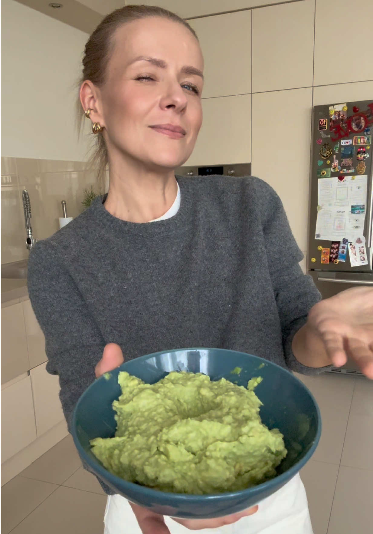 Nie planowałam się zakochać, ale zrobiłam tortillę z kurczakiem oraz guacamole… i stało się 🥑🌮💚 Krok 1: Guacamole marzenie Zmiksuj delikatnie: kolendra, cebula, 1/4 chili, 2 ząbki czosnku, pomidora Zmiksuj delikatnie:   3 awokado, sok z cytryny i łyżeczkę soli  połącz te dwie masy- Guacamole gotowe (nie podjadaj za dużo, bo nie wystarczy do tortilli ) Krok 2: Farsz idealny Podsmaż: cebulę, chili i duuużooo kolendry  Dodaj pomidory z puszki, sól i kurczaka Niech się wszystko udusi w jednym wielkim aromacie Krok 3: Magia się dzieje Nałóż farsz na tortillę, posyp cheddarem, przykryj drugą tortillą i… Smaż z dwóch stron aż będzie złota i chrupiąca 💛 Ostrzegam – po jednym gryzie nie wrócisz do zwykłej kanapki 🥰 #zajackicawkuchni  #foodreel #tortilla #guacamole #FoodLover 