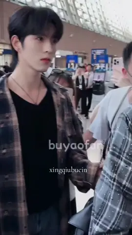 Anyingg...ngedit gini ajh gw mewek😭😭 lebayy gak sih😭 pelet ny kuat bngt XQ ke gw,smpe bkin gw gmpang kangen sm mreka,apalagi smpe kepikiran keadaan nya gmn yah? wtf 😭...walaupun tdi udah nongol bntar di live chat QQ msih kangen ajh😭  #xingqiu #eliothuang #kipukaqiu