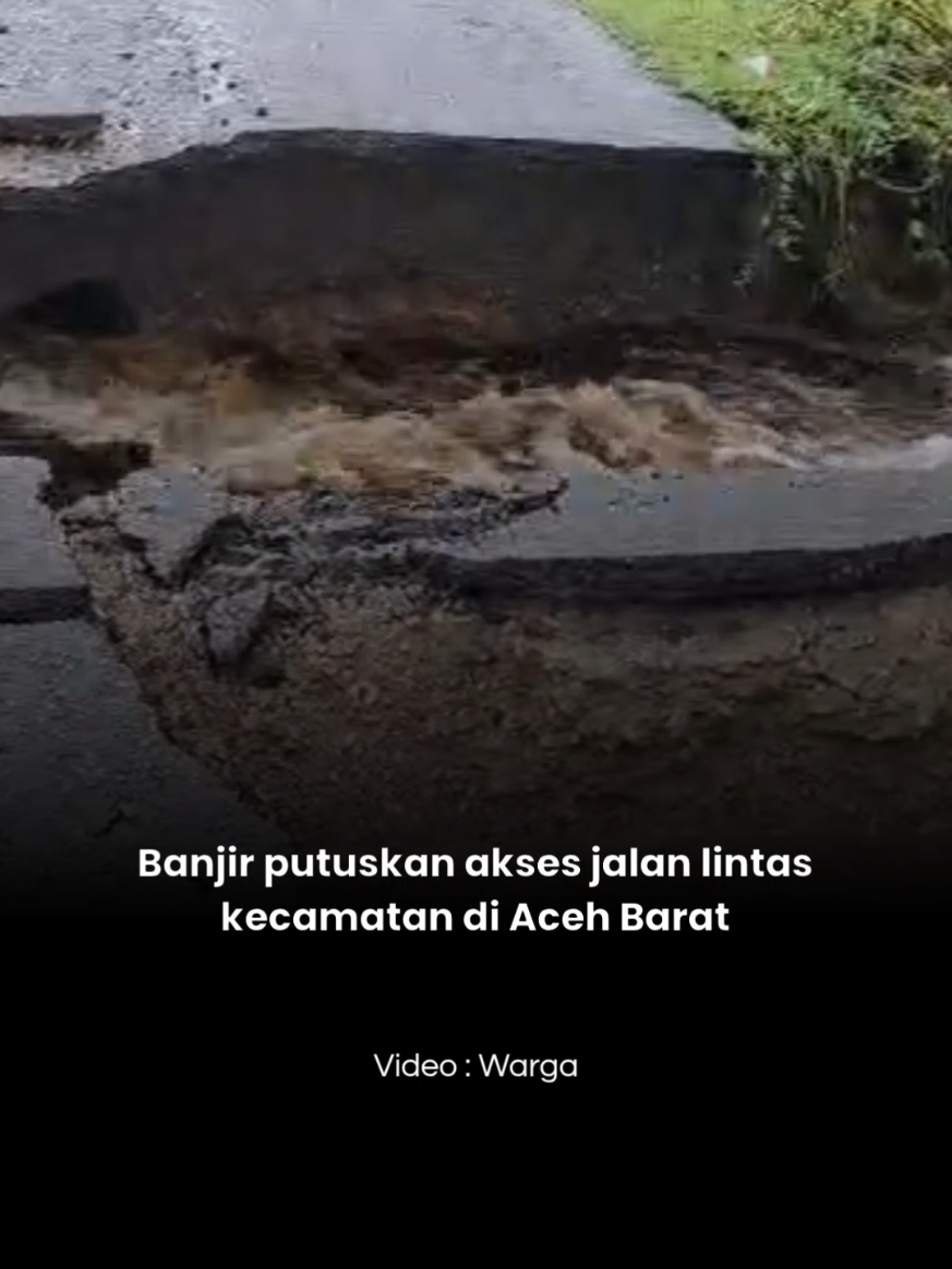 Pemerintah Kabupaten Aceh Barat memastikan ruas jalan lintas kecamatan di Desa Ranto Panyang Timur, Kecamatan Meureubo terputus total akibat tergerus banjir yang terjadi pada Sabtu jelang dini hari mulai ditangani dan diperbaiki. “Kami sudah mengerahkan satu unit alat berat untuk melakukan penanganan secara darurat,” kata Bupati Aceh Barat Tarmizi kepada wartawan di Aceh Barat, Sabtu. Ia mengatakan akses jalan yang terputus tersebut terjadi karena tingginya curah hujan yang melanda Aceh Barat sejak Jumat (17/10) sore hingga malam hari, sehingga mengakibatkan kerusakan badan jalan. Ia mengakui akses jalan yang rusak dan terputus tersebut, karena rusaknya box culvert yang sudah retak sejak dua tahun lalu. Sebagai solusi sementara, Pemerintah Kabupaten Aceh Barat telah mengerahkan satu unit alat berat ke lokasi kejadian, guna melakukan perbaikan secara darurat agar akses jalan masyarakat segera normal. “Untuk sementara kami lakukan perbaikan dengan memasang pohon kelapa agar warga bisa melintas,” katanya. Bupati Tarmizi mengatakan perbaikan secara permanen akan dimulai pada akhir Oktober 2025, dengan melakukan pembangunan ulang badan jalan dan perbaikan struktur penunjang. Sumber : Antaranews 📹 Warga