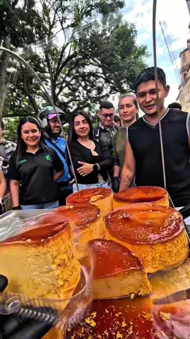 🍮 Krem Peynirli Flan Tarifi  🍯 Karamel İçin: 	•	½ su bardağı (100 g) toz şeker 	•	2 yemek kaşığı su Yapılışı: Küçük bir tencerede şekeri ve suyu karıştırın. Orta ateşte altın sarısı parlak bir renk alana kadar pişirin (yakmamaya dikkat edin, çabuk kararabilir). Hazırladığınız karameli yağladığınız flan kalıbına (ben tencerede yapıyorum) dökün. (13 cm) yuvarlak kalıp tercih edebilirsiniz, daha yüksek bir flan elde edilir. (12 cm) veya kare kalıp da olur. Bir kenarda bekletin. (Dikkat: tava çok ısınabilir!) ⸻ 🍮 Flan Karışımı İçin: 	•	6 büyük yumurta (oda sıcaklığında) 	•	1,5 su bardağı Süt Reçeli (400 gr) 	•	1,5 su bardağı Süt (400 gr) 	•	115 g krem peynir (oda sıcaklığında – yaklaşık 4 yemek kaşığı) 	•	1 yemek kaşığı vanilya özütü veya vanilya çubuğu özlü macun 	•	4 yemek kaşığı Toz Şeker ⸻ 🧁 Hazırlanışı: 	1.	Tüm malzemeleri bir karıştırıcıya alın. 	2.	Pürüzsüz, homojen ve hafif bir karışım elde edene kadar karıştırın. 	3.	Önceden karamelle kaplanmış kalıba bu karışımı dökün. 	4.	Kalıbı bir fırın kabına yerleştirin ( ben daha büyük bir tencere kullandım ) ve etrafına sıcak su ekleyin (Bain-Marie yöntemi). Tatlının üzerine alüminyum folyo ile kapatın. → Suyun yüksekliği kalıbın en az 2/3’üne kadar gelmeli. 	5.	160 °C fırında yaklaşık 1 saat pişirin. 	6.	Fırından çıkardıktan sonra tamamen soğumasını bekleyin. 	7.	Ardından buzdolabında en az 4 saat dinlendirin. 	8.	Servis etmeden önce, kenarlarını bıçakla gevşetip tabağa ters çevirerek çıkarın. #flan #karamel #tatlı