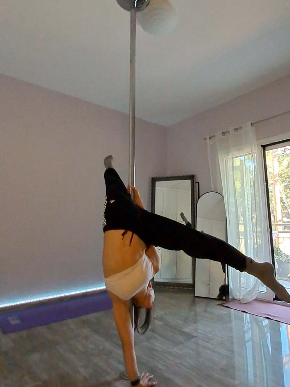 #floorwork #handstand ##poledance 