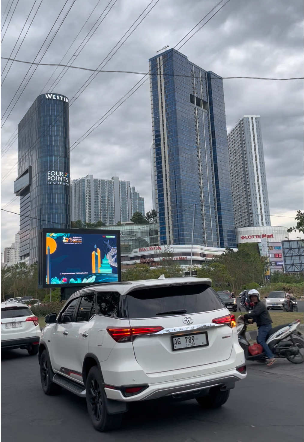 Surabaya ketika mendung = syahdu #pakuwonmall #surabaya #surabayatiktok #senja #surabayabarat 