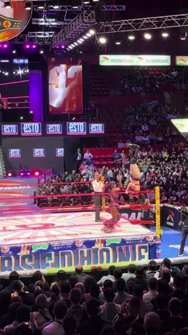 Hay multicampeona para rato #MercedesMoné retiene el #CampeonatoMundialFemenilDelCMLL al derrotar a #Persefone en una intensa batalla. Al final de la lucha #MercedesMoné invita a cualquiera del roster del CMLL a retarla por su Campeonato y  Olympia es quien arriba de los vestidores, reto que  Moné acepta en contra de  La Valientita      #latijeraluchalibre✂️ 