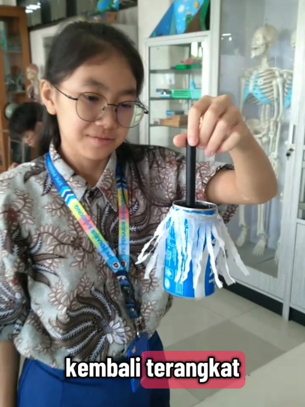 Mengamati interaksi muatan listrik dengan elektroskop sederhana. tulis dikolom komentar jawabanmu #deeplearning #funlearning #listrikstatis #guru #eksperimen 