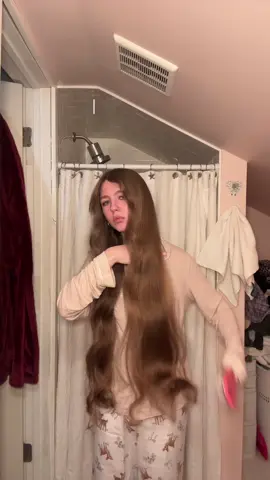 Someone asked so I’m here to deliver, it’s so so simple, but thought I’d post it anyway just in case someone else asks 😭🤍 #inessa_akin #longhair #microinfluencer #nightroutine #gisou @Gisou @Tangle Teezer US 