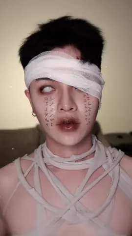 Step by step into the dark side 🖤💀🎃 #mummymakeuplook  #HalloweenTutorial #MakeupSteps #beforeafter #TransformationProcess       