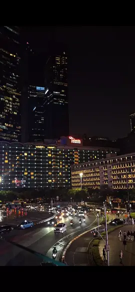 Vibes Bundaran HI malam hari. 🍃☺️ #vibes #jakarta #bundaranhi #citylights 