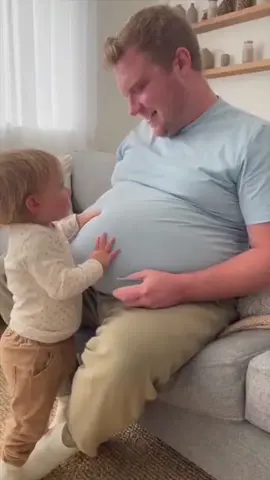 “Cutest Conversation Ever: Baby vs Daddy’s Belly 😂❤️”