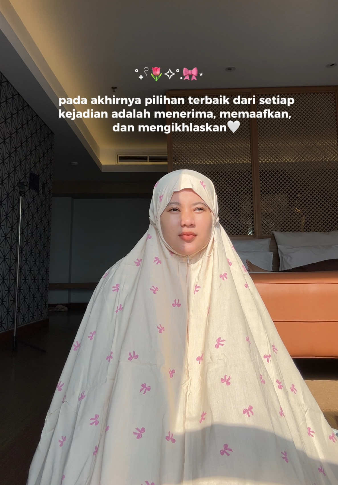 akhir akhir ini aku banyak menghabiskan waktuku hanya untuk mencari ikhlas diantara berjuta juta kemarahan, ketidak terimaan, dan ketidak mampuanku dalam menerima kenyataan pada setiap harinya. Pada akhirnya pilihan terbaik tetap menerima, memaafkan dan mengikhlaskan sebagai satu” nya cara supaya hidup terus berjalan dengan tenang🤍✨
