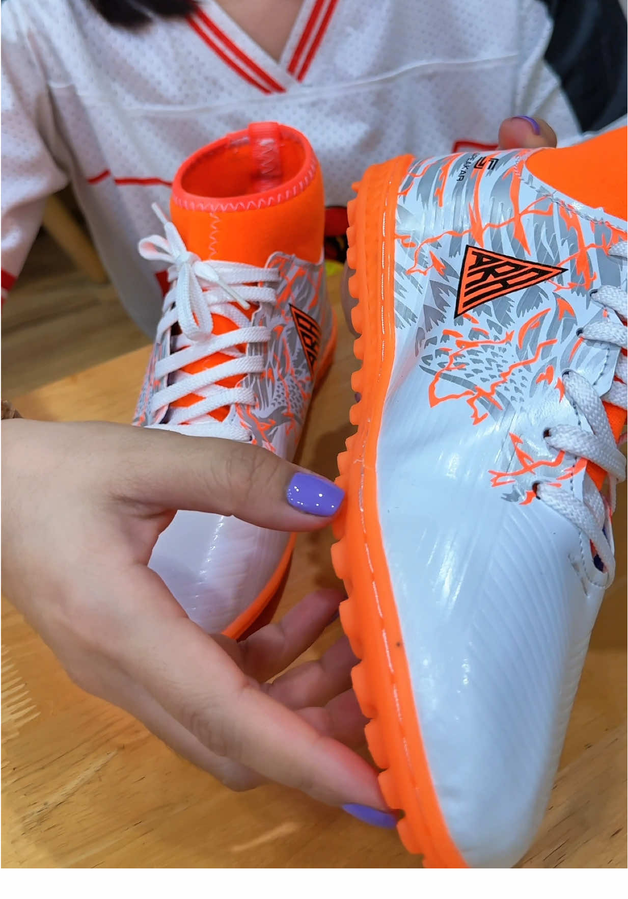 Giày đá bóng cao cổ #giaydabong #giaydabanh #giaythethao #nganuytin #xuhuong 