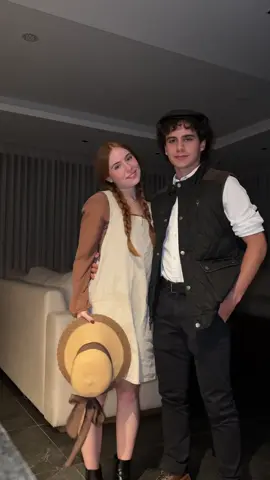Adivinen quienes fuimos 🙈 Creo que no pudimos elegir mejor disfraz!  #novios #goals #couple #annewithane 