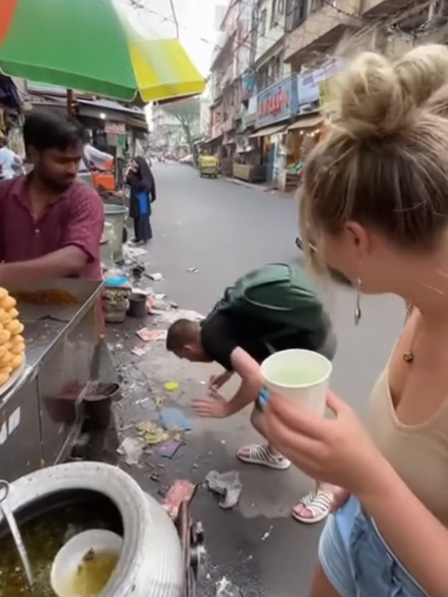 bule nyobain panipuri India #kulinerindia #indiastreetfood #india #streetfood #fyp 