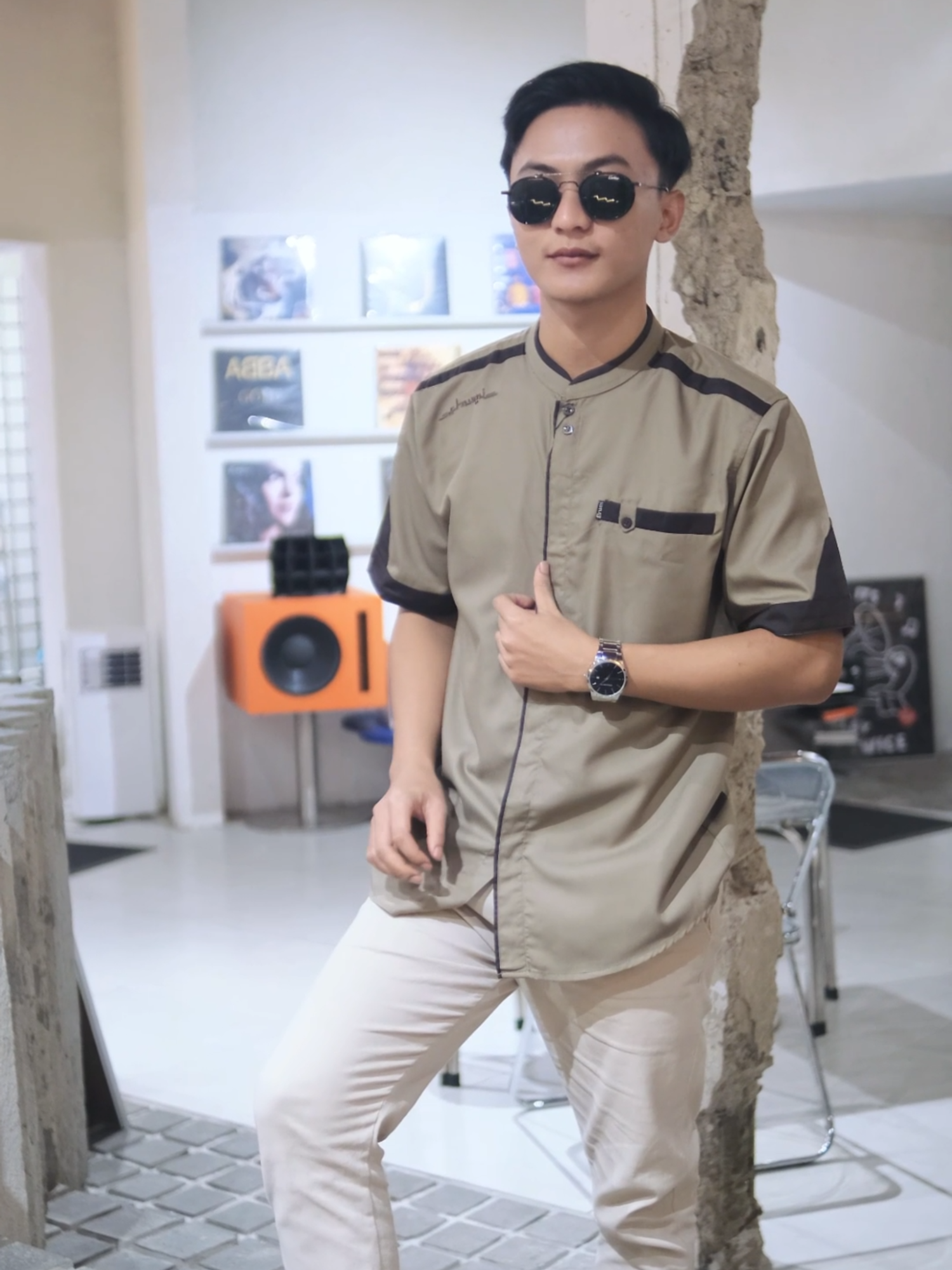 Kalau udah nemu Kemeja koko yang nyaman, jangan dilepas lagi. Baju kokoo El Rumi bikin betah dipakai seharian.  📲 Klik keranjang sekarang juga! #bajukokoelrumi #kokolenganpendek #kokoelrumi #fashionmuslimpria #elrumi