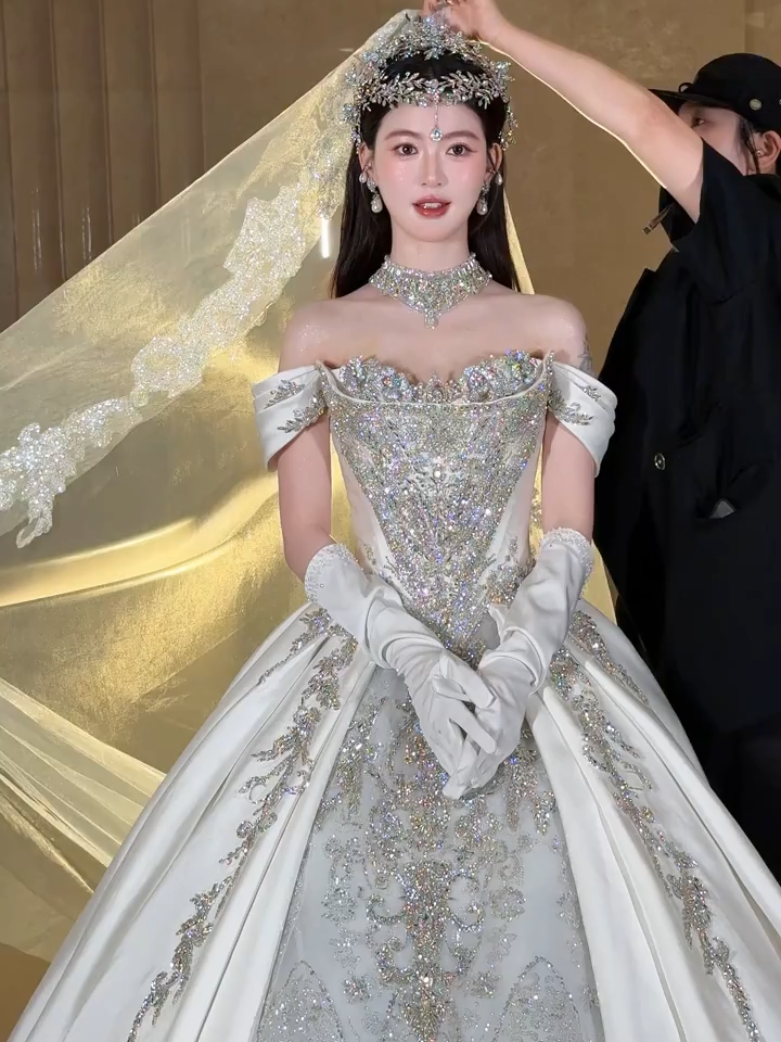 🌿 La beauté se tisse à la main. – Vẻ đẹp được dệt nên bằng đôi tay.🌸 🫶🏻Nhận đặt may , cover tất cả các mẫu váy cưới , cân chỉnh các size 🫶🏻 𝐋𝐚 𝐏𝐞𝐭𝐢𝐭𝐞 𝐌𝐚𝐫𝐢𝐞𝐞 📞 Hẹn thử váy, báo giá các váy có sẵn: 𝟘𝟛𝟛.𝟡𝟙𝟙.𝟙𝟙𝟛𝟜 ⏰Giờ làm việc: 9-21h hàng ngày 💒Địa chỉ 𝐋𝐚 𝐏𝐞𝐭𝐢𝐭𝐞 𝐌𝐚𝐫𝐢𝐞𝐞: 438/34 Lê Hồng Phong phường 1 quận 10 Tp. Hồ Chí Minh#weddingdress #vayxinh #lapetitemarie #wedding #xuhuong #vaycuoi #dress