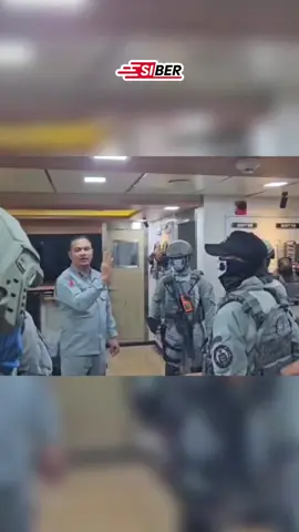Aksi Cepat Bakamla RI: Tim KN Pulau Marore-322 berhasil mengamankan terduga perompak batu bara di perairan Kalimantan Timur. Barang bukti dan pelaku telah diamankan untuk proses lebih lanjut. Bravo Bakamla! ⚓️🇮🇩  Sumber vid : Bakamla RI #BakamlaRI #KeamananLaut #KalimantanTimur #PerompakBatuBara 