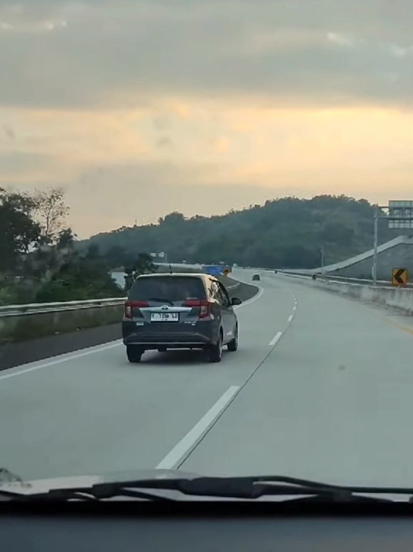 Mencoba sensasi tol Cisumdawu dr Sumedang ke Cirebon. View-nya keren banget..👍👍 #sumedang  #cirebon  #tolcisumdawu  #vibesjalan 