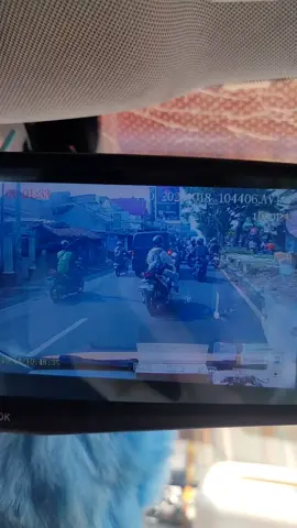 lokasi bunderan cibereum bandung jabar.. hati hati gess.. banyak modelan begini.. pura- pura ketabrak... masa udh dikasi jalan dia tiba